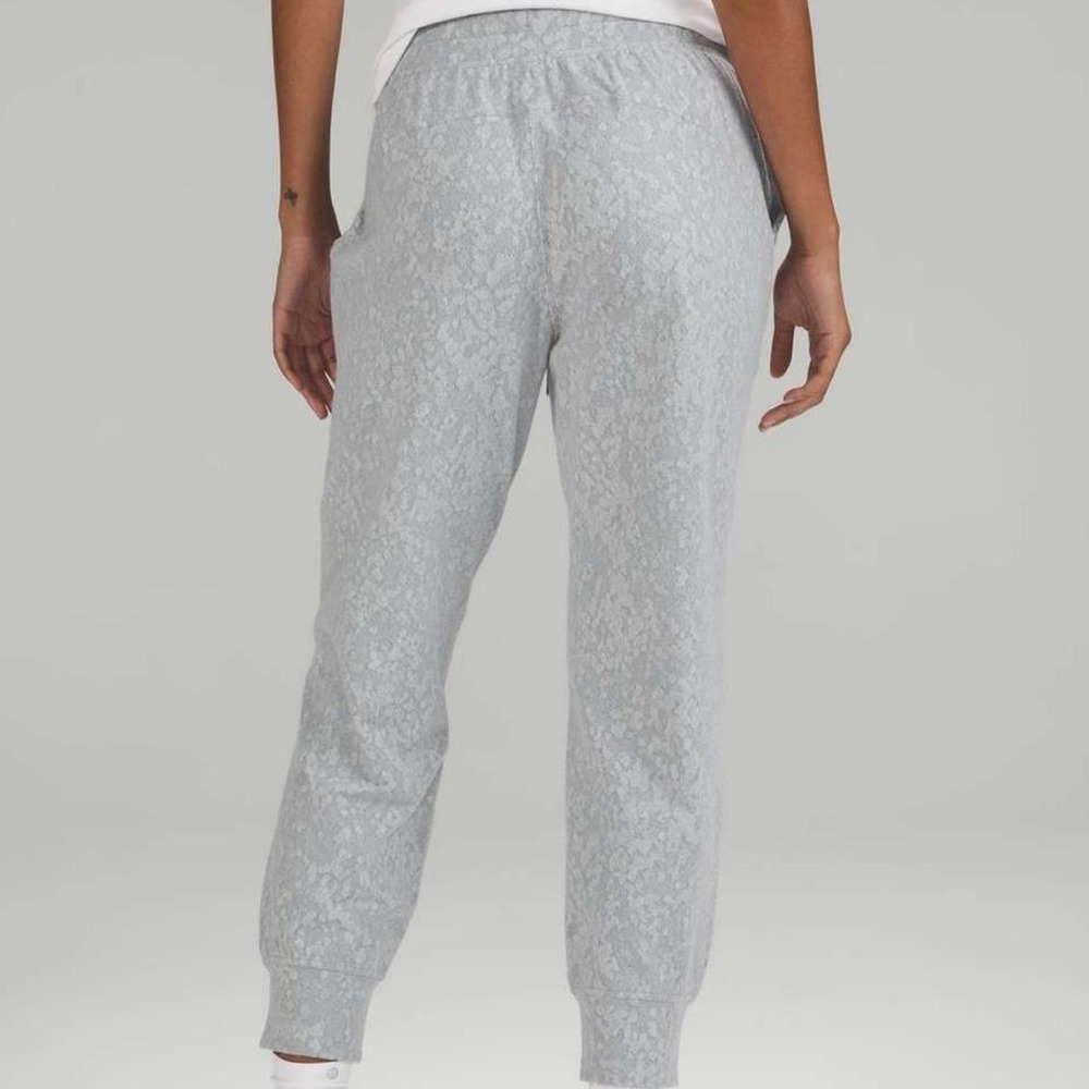 Lululemon Scuba High Rise Jogger Grey Floral Camo Sweatpants Size 4 LW5EU2S hh - Picture 2 of 7